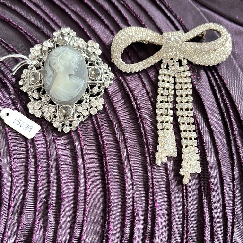 2 NWT brooches. One oval Cameo the second silver bow with crystals.🎀